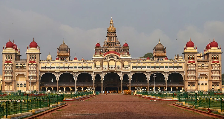 Discover Mysore’s royal palaces, lush gardens, temples, and silk sarees for an unforgettable trip.