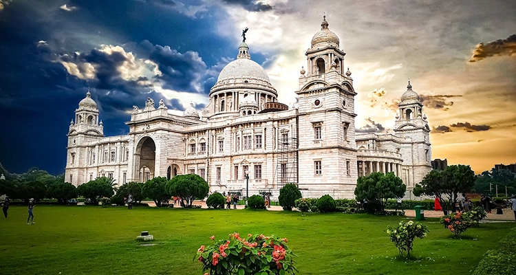 Explore Kolkata’s iconic Victoria Memorial, street food, and Bengali sweets for a cultural feast.